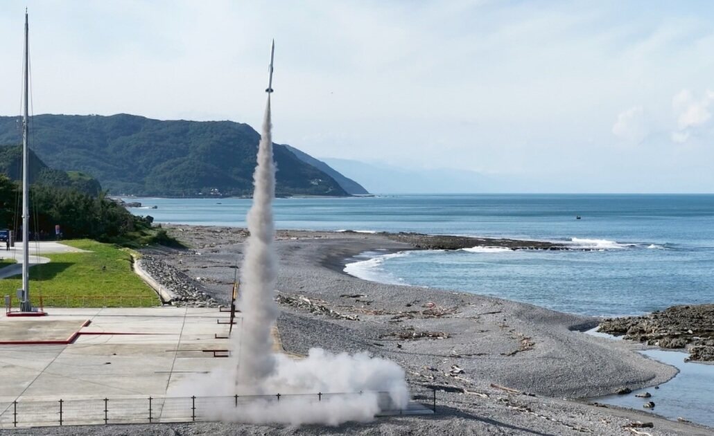 AT1ax 從旭海發射場升空,背景是山與海