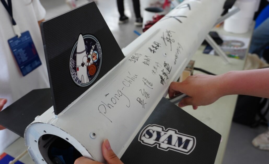 白色箭體上寫滿團隊成員的簽名